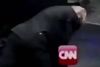Optagelsen viser Trump nærme sig en mand lige uden for brydernes ring. Trump kaster manden til jorden og slår ham tilsyneladende et antal gange, mens han ligger på jorden. Screendump