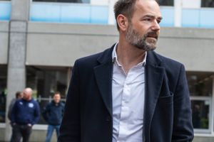 Borgmester Jacob Bundsgaard (S) vil gerne styrke bestyrelser i almene boligselskaber, som halter efter offentlige virksomheder. Boligministeren afviser lovindgreb. 