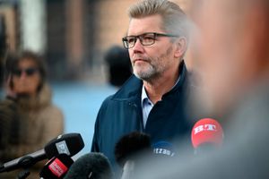 På den ene side har Frank Jensen (S) givet uforbeholdne undskyldninger for krænkelser og omtalt sig selv som »en krænker«. På den anden side er han med egne ord »endt i nogle sager« - bl.a. som et udslag af »glæde«.