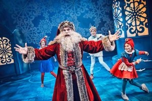 Anders Gjellerup Koch er godheden selv som julemanden i Odense Teaters teaterversion af ”Snefald”. Foto: Emilia Therese