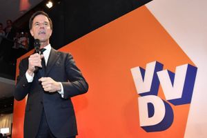 Premierminister Mark Rutte holder sejrstale for sine jublende partikollegaer. Det liberale regeringsparti gik otte mandater tilbage, men vandt kampen med anti-islamisten Geert Wilders og hans Frihedsparti om at blive det største parti.