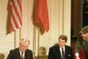 Nedrustningsaftalen, som Mikhail Gorbatjov, Sovjetunionens præsident, og Ronald Reagan, USA’s præsident, underskrev i 1987 var en væsentlig årsag til, at Danmark ikke de facto blev meldt ud af Nato som følge af fodnotepolitikken, mener professor emeritus Bent Jensen. Arkivfoto: Yuryi Abramochkin/RIA Novosti
