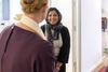 Udlændinge- og integrationsminister Inger Støjberg hilser på Mubashrah Saddiqa under hendes besøg hos CloudPartners i Viby. Besøget skete i forbindelse med, at Mubashrah Saddiqa som den første flygtning afslutter integrationsgrunduddannelsen (IGU). Foto: Mads Dalegaard
