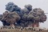 Dette foto fra en video skulle ifølge nuhedsbureauet AP vise følgerne af et russisk luftangreb torsdag i Kafr Nabel i Idlib-provinsen. Foto: Hadi Al-Abdallah via AP