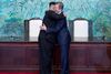 Nordkoreas leder, Kim Jong-un, og Sydkoreas præsident, Moon Jae-in, hilste på hinanden ved det sjældne topmøde fredag. Foto: Korea Summit Press Pool/Reuters