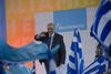 Torsdag aften kom der endelig lidt begejstring i den græske valgkamp. Det skete, da den stærkt populære formand for partiet Nyt Demokrati, Vangelis Meimarakis, holdt sit sidste valgmøde foran tusinder af tilhængere i det centrale Athen. Partiet ser ud til at blive nummer to ved valget søndag. Foto: George Panagakis/AP