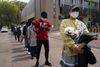 Sydkoreanske vælgere med ansigtsmasker holder afstand mens de venter på at komme ind i valglokalet. Foto: Kim Hong-Ji/Reuters