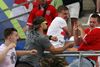Under gruppespilskampen mellem Rusland og England ved EM i fodbold sidste år overfaldt flere russiske hooligans modstanderholdets tilhængere. Foto: Thanassis Stavrakis/AP.