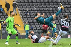 Zlatan Ibrahimovic scorede et mål flyvende i luften, da AC Milan besejrede Jens Stryger Larsens Udinese.
