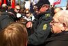Tidligere borgmester i Aarhus Thorkild Simonsen (th.) stod i forreste række, da der opstod tumult under Helle Thorning-Schmidts tale ved 1. maj i Tangkrogen i Aarhus.