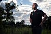 Den 30-årige Lasse Andersen fra Give nær Vejle kan godt forstå, at der mangler penge i statskassen efter coronanedlukningen. Han håber, at det er forklaringen på, at regeringen vil nedlægge bredbåndspuljen. Ellers giver det ingen mening, mener han, der står bag en ansøgning til puljen sammen med op mod 80 naboer. Foto: Brian Karmark