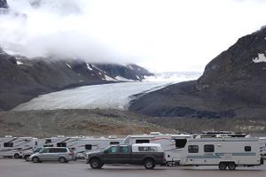 Store campingvogne og autocampere i alle afskygninger kan man møde på vejen i Nordamerika. I baggrunden Columbia Icefield Athabasca Glacier i det vestlige Canada. Foto: Foto: Per Raahauge
