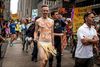 »Frack you« lød budskabet fra klimademonstranter, der er frustrerede over politikernes problemer med at nå frem til en forpligtende aftale om at reducere udledningen af drivhusgasser. I New York demonstrerede omkring 300.000 ifølge arrangørerne i USA’s største klimademonstration nogensinde. Lige så mange demonstrerede i andre byer verden over. Foto: Anne Hollande