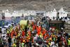 Redningsarbejdere og muslimske pilgrimme samles omkring de døde i Mina nær Mekka i Saudi Arabien.