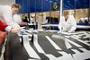 Stykker af kulfibre, der lægges i lag, og de bliver senere til paneler til flyet. Terma har udvidet og investeret massivt i fabrikken i Grenaa, hvor der skal produceres reservedele til F-35-kampfly.