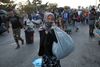 De græske myndigheder bakser stadig med at få de mange tusindvis af asylsøgere fra den nedbrændte Moria-lejr ind i en nyopbygget lejr. Foto: Elias Marcou/Reuters