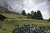 Førerløse Team Sky-cykler i karavanen efter feltet under touretapen Morzine-Avoriaz i juli 2016. Foto: Peter Dejong
