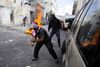 Torsdag var der atter sammenstød mellem palæstinensiske unge og israelsk politi i det østlige Jerusalem, da isralerne i nogle timer lukkede adgangen til al-Aqsa-moskéen. Foto: Mahmoud Illean/AP