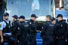 Når politikerne onsdag skal forhandle om politiets økonomi, skal de bl.a. diskutere, om grunduddannelsen som politibetjent skal afkortes fra tre til to år. Bliver det besluttet, kan det få den konsekvens, at lønnen for politibetjente bliver lavere, end den er i dag. Arkivfoto: Jens Dresling/Polfoto