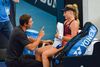 Dayana Yastremska taler med sin træner Sascha Bajin, der tidligere har været assistenttræner for Caroline Wozniacki. Foto: Brenton Edwards /AFP