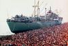Albanbanske flygtninge i Brindisi i 1991. Italienske myndigheder frygter en gentagelse. Arkivfoto: AP