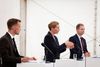Beskæftigelsesminister Peter Hummelgaard, statsminister Mette Frederiksen og finansminister Nicolai Wammen præsenterede i august regeringens forslag til en tidlig pension i et telt foran Danish Crowns slagteri i Horsens. Foto: Marius Renner