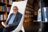 Kulturudvalgsformand Steen B. Andersen (S) – her fotograferet på Åby Bibliotek – forventer, at kommunen skal medfinansiere et stadionprojekt enten via jordsalg eller økonomisk tilskud. Arkivfoto: Joachim Ladefoged