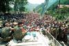 Muslimske flygtninge omringer hollandske medlemmer af FN's fredsbevarende styrke på mission ved Srebrenica i Bosnien den 13. juli 1995.