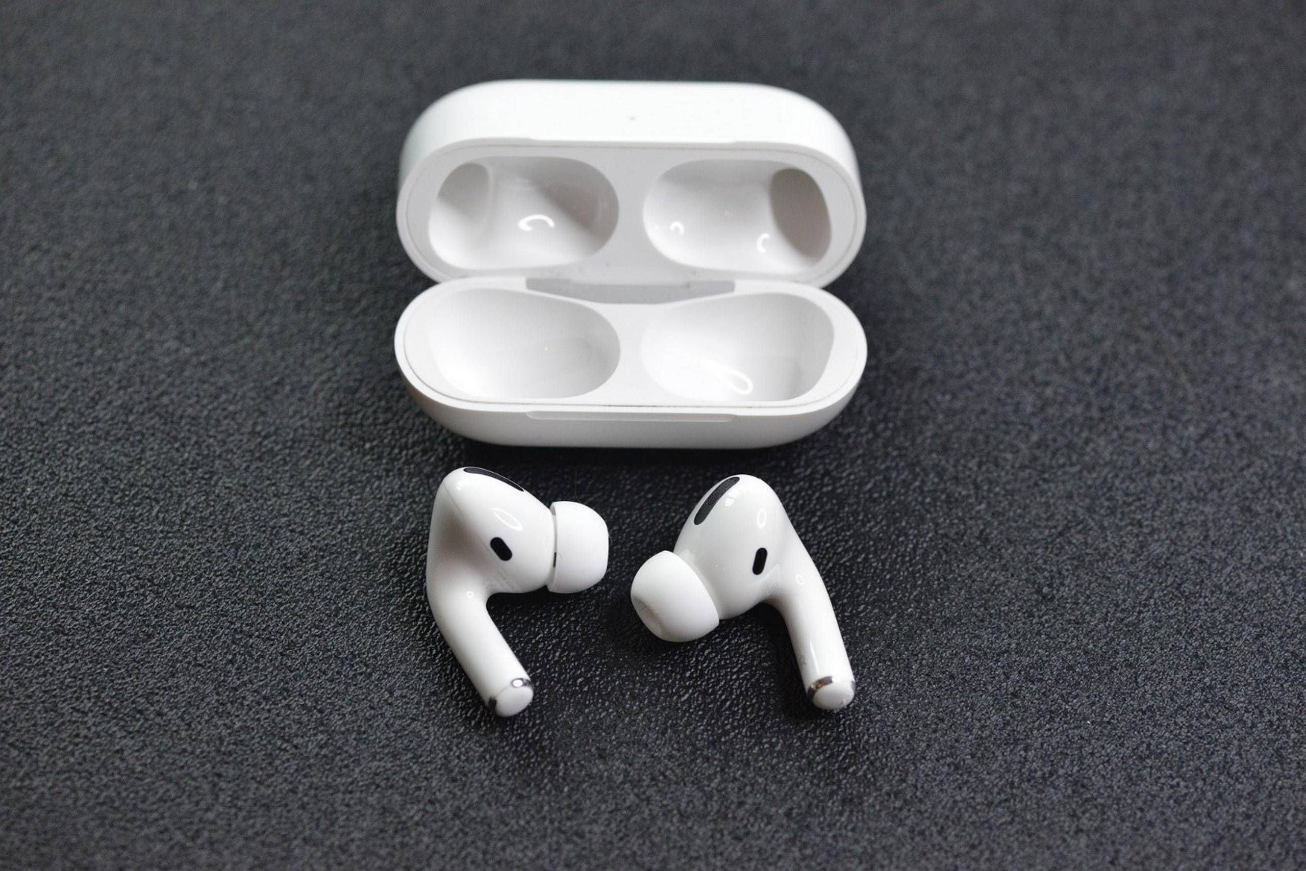 Køb de nye Apple AirPods hos og hør forskellen