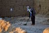 Minesøger i november 2021 i landsbyen Nad-e-Ali i Helmand. Omkring 41.085 civile afghanere er blevet dræbt eller såret af landminer og ueksploderet ammunition i Afghanistan siden 1988, viser tal fra FN's landmineoperationer. Foto: Javed Tanveer/Ritzau Scanpix