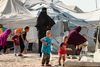 I alt opholder der sig mindst 15 mænd og kvinder med tilknytning til Danmark i to forskellige lejre og et fængsel i Syrien. Samt omkring 30 børn, skriver Weekendavisen. Foto: Delil Souleiman/Ritzau Scanpix