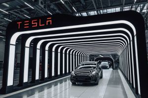 Tesla har nu officielt åbnet den nye kæmpe fabrik ved Berlin. Her skal den ligeledes nye Model Y Performance produceres. Den kommer til Danmark i april, og de første 30 modeller blev symbolsk leveret ved åbningen.