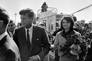 USA's nationalarkiv, Nara, har fredag offentliggjort 10.411 FBI-dokumenter om mordet på John F. Kennedy.