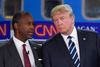 Donald Trump (th.) og Ben Carson før den seneste, republikanske tv-debat i september. Carson kan formentlig vente sig en hel del personlige angreb fra ejendomsmilliardæren, der har fået baghjul i meningsmålingerne i den vigtige stat Iowa af den tidligere hjernekirurg.