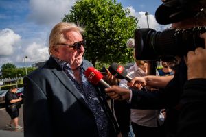 Sent onsdag aften meldte to forhenværende folketingsmedlemmer fra Dansk Folkeparti sig pludselig på banen med et sms-forsvar for Morten Messerschmidt. Næstformanden erkender, at han er »i løbende kontakt« med dem, som støtter ham i kampen om at blive partiets næste formand.