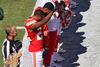 Kansas City Cheifs' Marcus Peters løftede sin højre arm med knyttet næve under afspilning af nationalmelodien inden kampen mod San Diego Chargers søndag. Foto: John Sleezer/AP