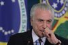 Hvis to tredjedele af underhusets medlemmer stemmer for at suspendere Temer, som her optræder på billedet, og højesteret tager sagen, vil underhusets formand, Rodrigo Maia, blive indsat som præsident. Foto: Eraldo Peres/AP
