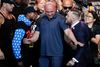 Floyd Mayweather i verbalt slagsmål med sin kommende modstander Conor McGregor i Los Angeles. Foto: Jae C. Hong/AP