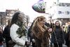 Sammenlagt flere tusinde mennesker mødte op ved torsdagens demonstrationer mod voldtægt i København, Aarhus og Odense. Her ses to demonstranter til arrangementet på Nytorv i København.