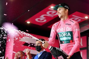 Jai Hindley bevarede førertrøjen på sidste Giro-etape, der blev vundet af Matteo Sobrero.