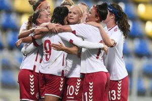 Nadia Nadim har scoret til 0-1 for DK.