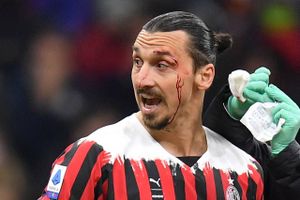 Blodet strømmede fra Zlatan Ibrahimovics hoved, da han mandag blev skiftet ind for AC Milan.