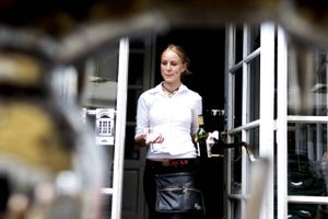 Genåbningen har skærpet jobkampen om de unge, og velbetalte job i testcentre lokker.