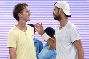 Karen Khachanov er klar til semifinalen i Australian Open, efter at Sebastian Korda trak sig med en skade.