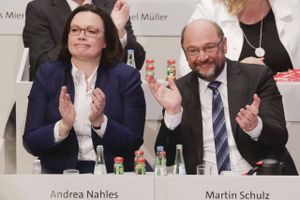 Lettelsen stod næsten malet i ansigterne på partiformand Martin Schulz og gruppeformanden i parlamentet, Andrea Nahles, da SPD'erne med et snævert flertal søndag sagde ja til at forhandle videre om en regeringskoalition. Foto: Kay Nietfeld/dpa