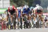 Fernando Gaviria (i midten) var hurtigst i spurten. Foto: Christophe Ena/AP