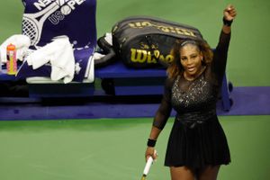Serena Williams' singlekarriere fortsætter mindst én kamp endnu efter sejr i første runde ved US Open.