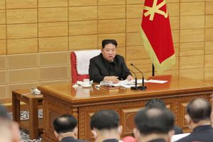 Nordkoreas leder, Kim Jong-un, kalder smitteudbrud for en stor katastrofe, men siger, at landet kan klare det.