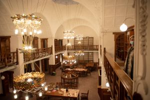 Hack Kampmanns prægtige værk på Vester Allé, som han skabte til den første statslige kulturinstitution uden for København, åbner nu det ene af landets to smukkeste tinghuse. Det andet af de smukkeste tinghuse er naboen. 