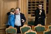 Eva Kjer Hansen får et kram af Claus Hjort Frederiksen under debatten om landbrugspakken.